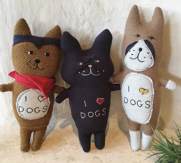 かわいい犬のぬいぐるみ