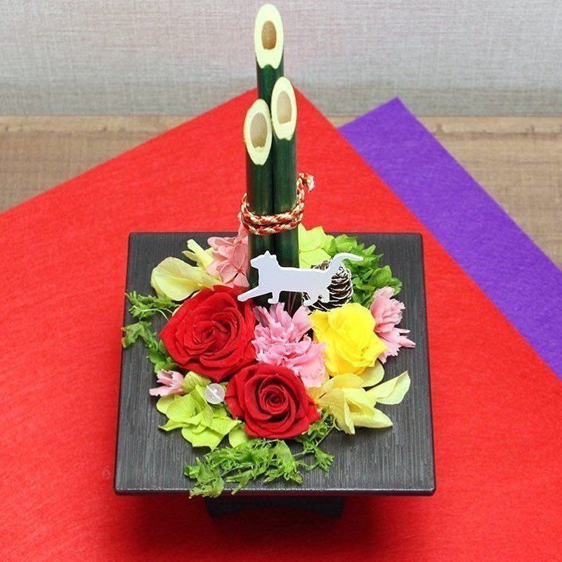 猫とお正月モチーフのフラワーアレンジメント