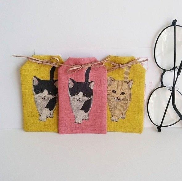 黄色とピンクの猫のひげをいれる袋3つ