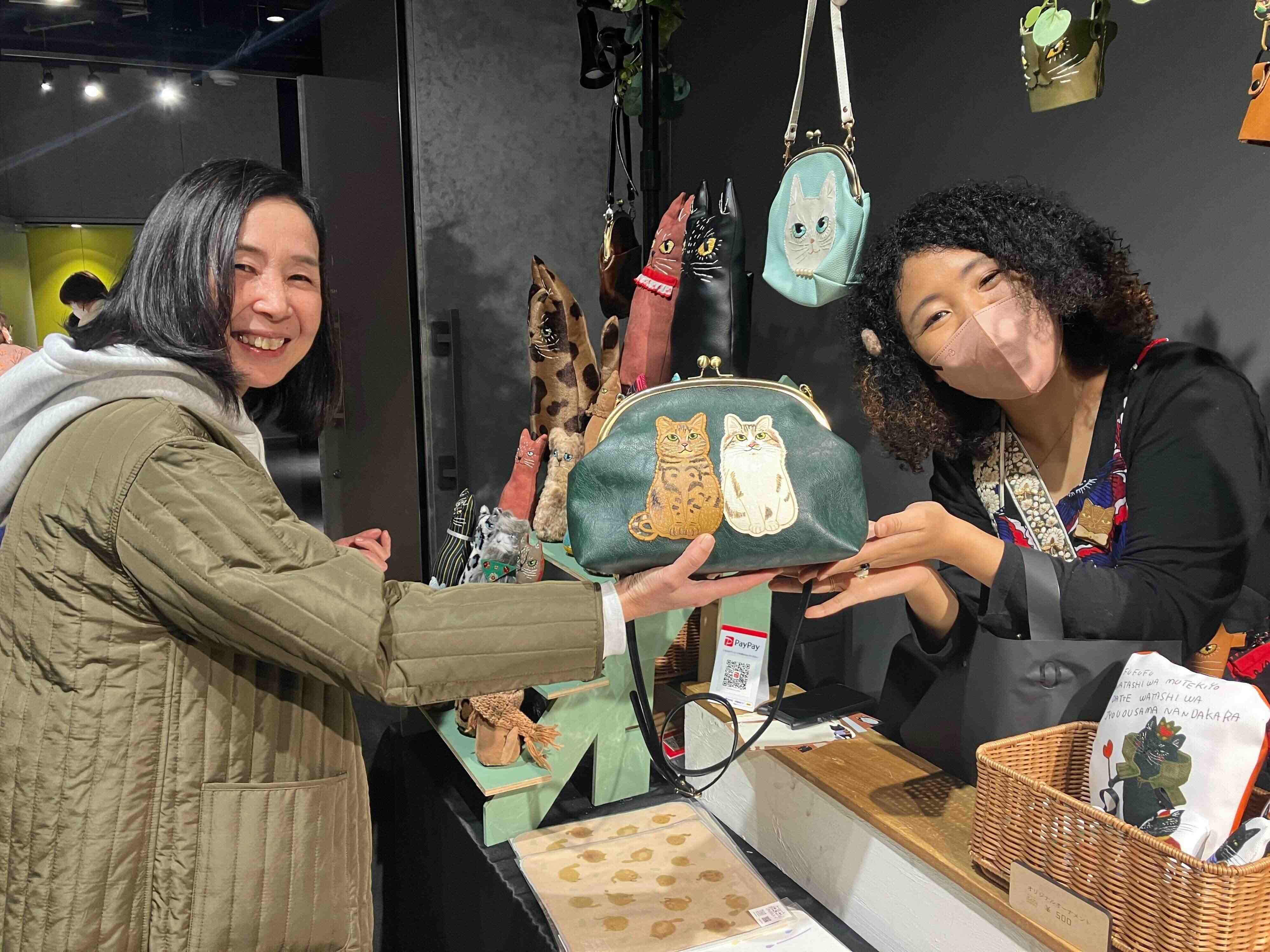 愛猫のデザインでオーダーしていたバッグをお迎えにきたお客さまに遭遇！世界に一つのバッグ、とても素敵です。