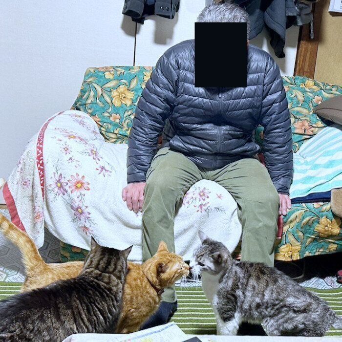 お父さんの足元に集まるヒジキくん（左から）、ビワくん、シャケくん