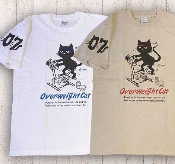 白とベージュのTシャツ