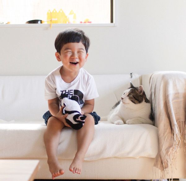 いつも一緒にいる男の子と猫