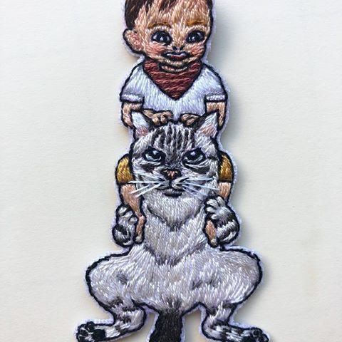 踏ん張る猫のブローチ