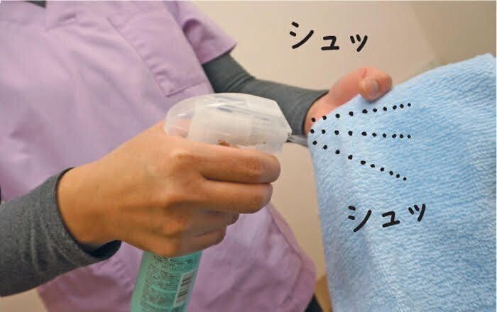 タオルを霧吹きなどで湿らせる