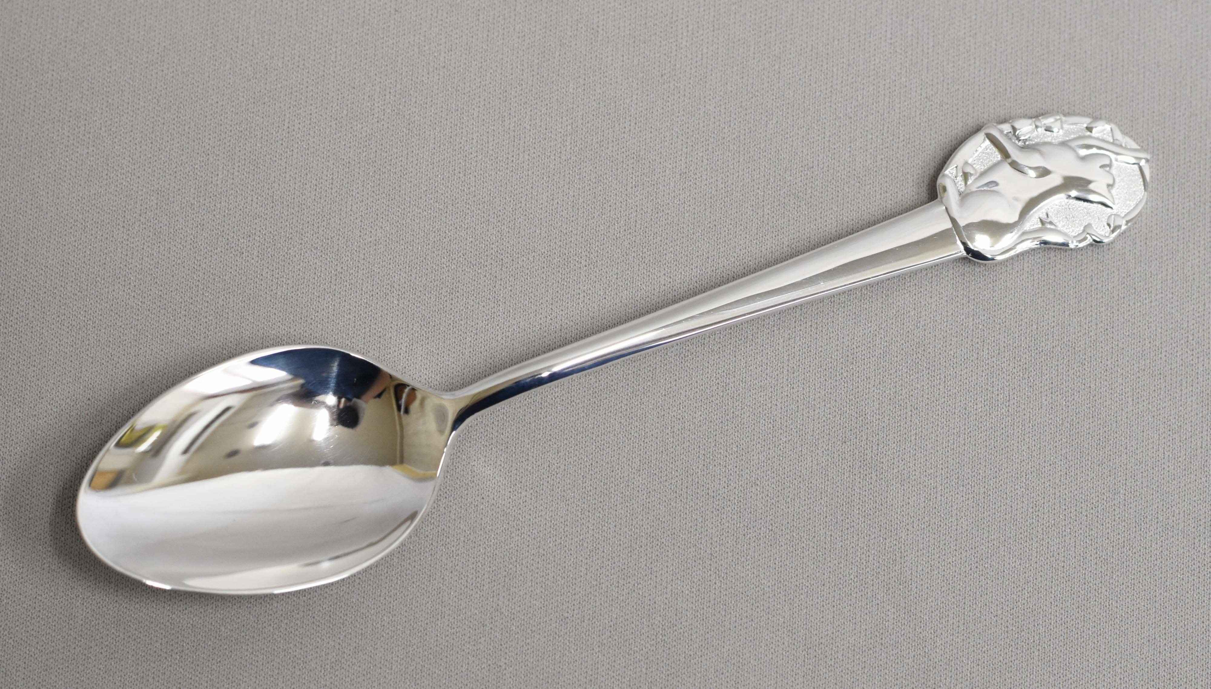 リボンで遊ぶ子猫がデザインされた銀製スプーン