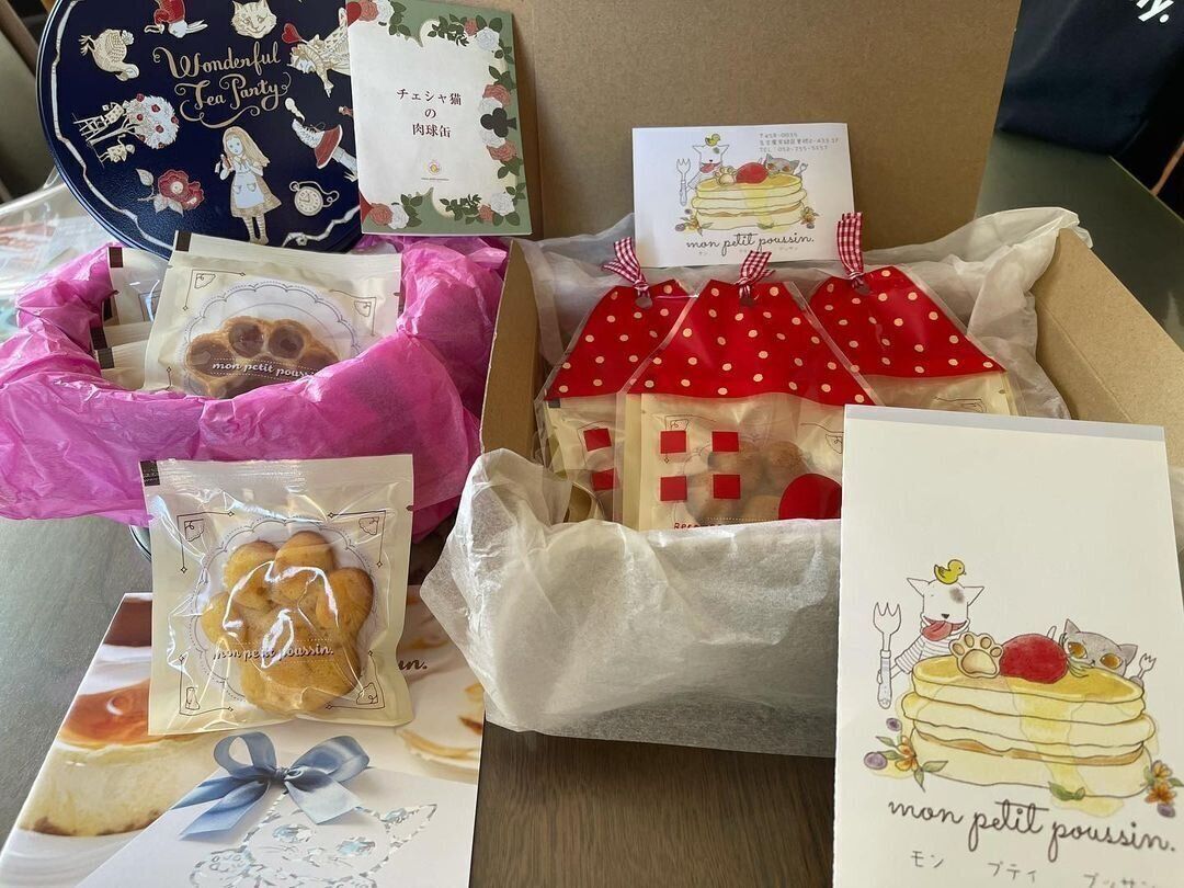 チェシャ猫の肉球缶とミニ肉球フィナンシェ