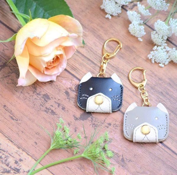 猫モチーフの革小物