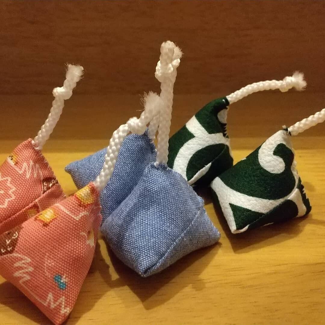 異なる柄の猫まきびし