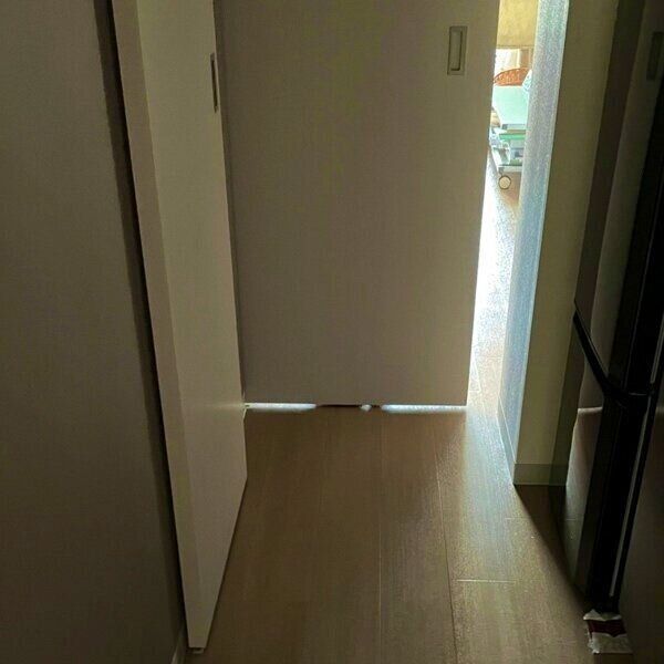 ドアの向こう側に隠れるこぱんくん