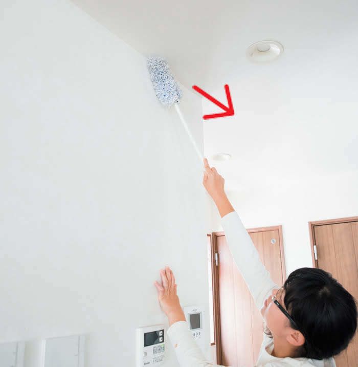 壁のホコリをなでるように取る
