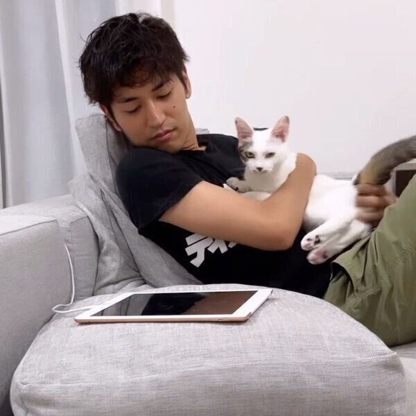 パパさんに抱っこされるコメちゃん