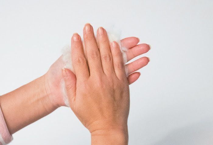 猫毛マスコット作り方、両手で潰す