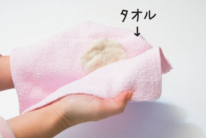 猫毛マスコット作り方、タオルで水気を取る