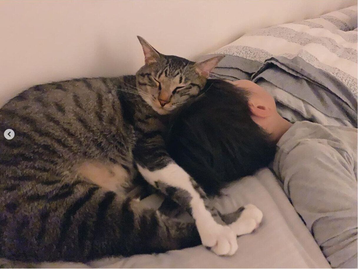 仲良く眠るコスモスくんとたいくん