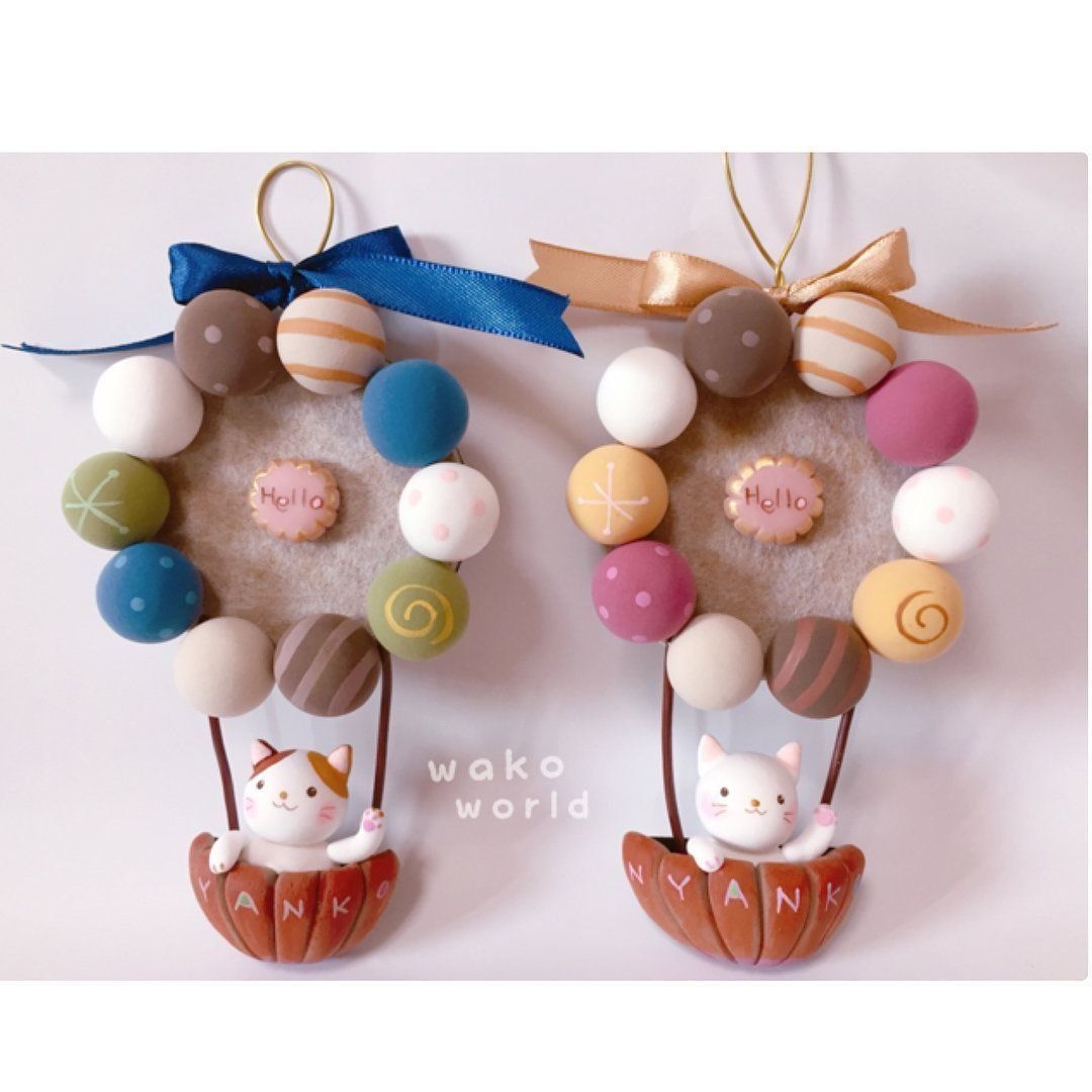 気球に乗っている猫