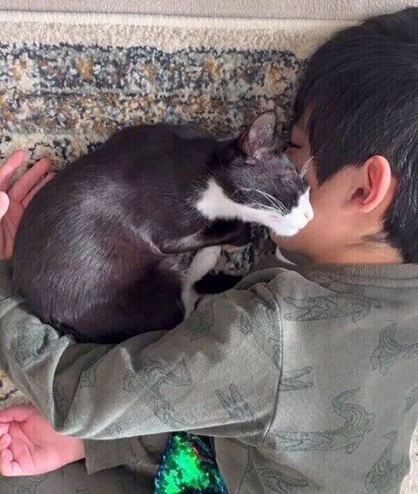 仲良しなぽんずちゃんと飼い主さんの息子さん