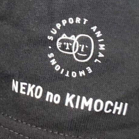 袖には「ねこのきもち」をプリント