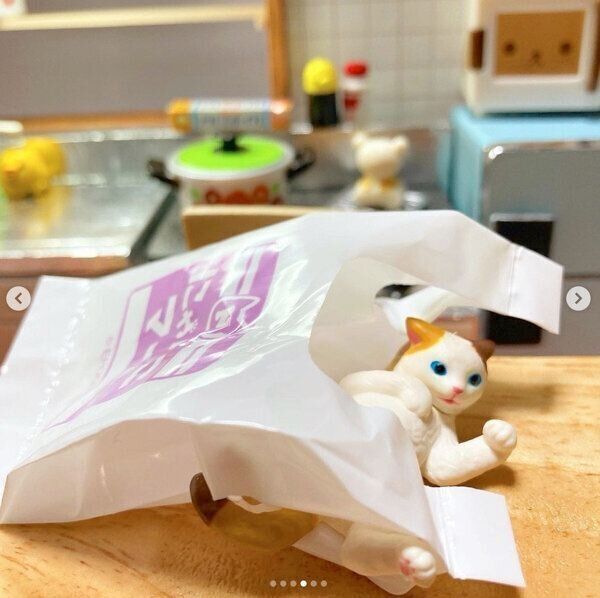 カプセルトイ「ふりむき三毛猫」