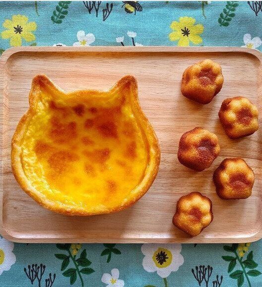 ねこねこチーズケーキ　足あと風にマドレーヌを添えて