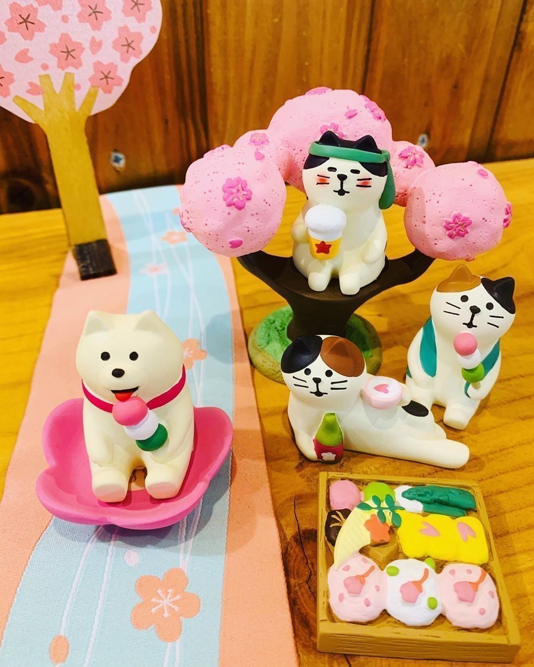 お花見で盛り上がる猫たちの置物