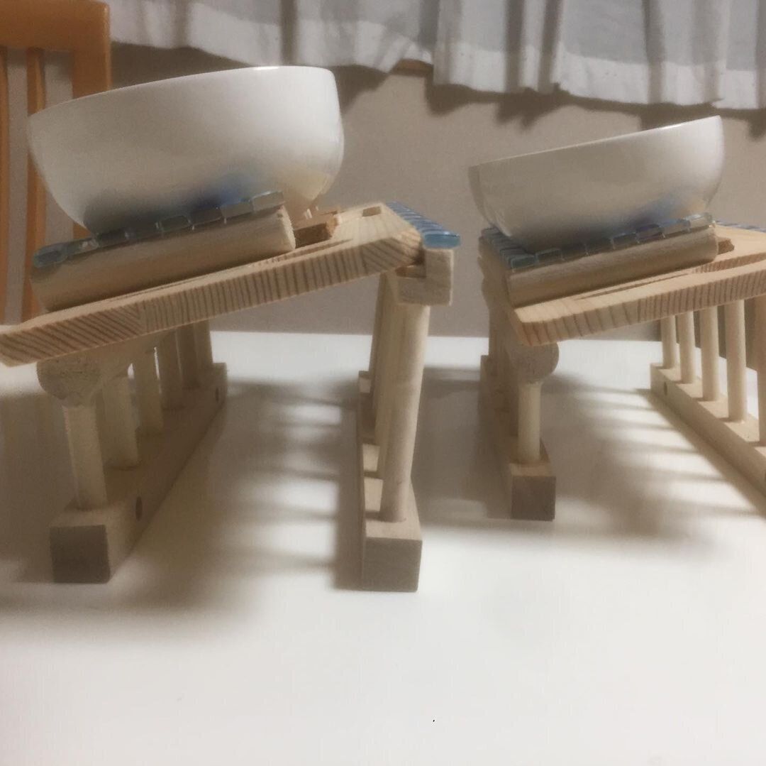 傾斜がついた食事台