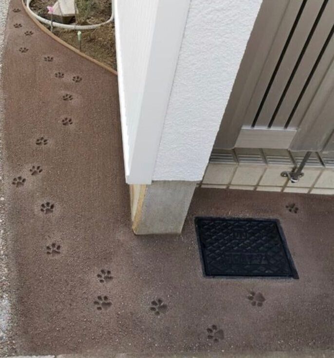 肉球スタンプを捺した足跡