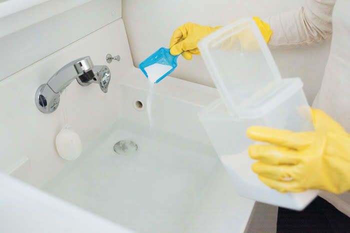 お湯をため漂白剤を入れる