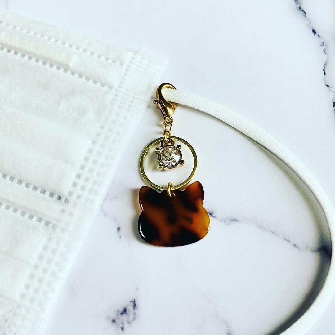 大人デザインのマスクチャーム