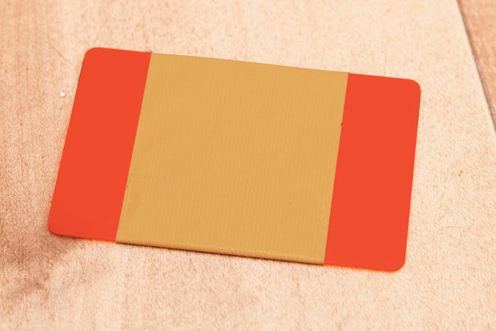 粘着テープを巻いたカード