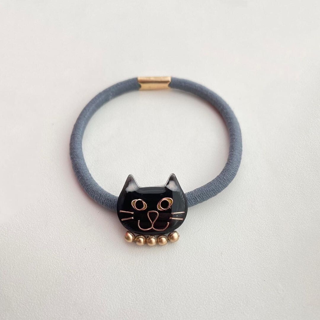 シックな黒猫モチーフのヘアゴム