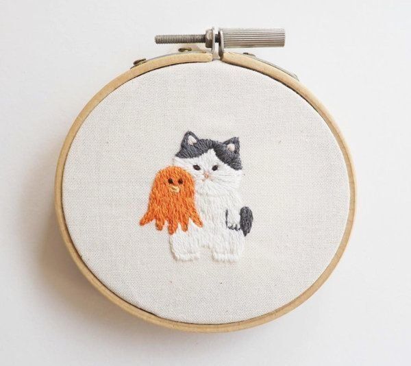 「neko to cotori -ネコとコトリ-」の猫の刺繍作品