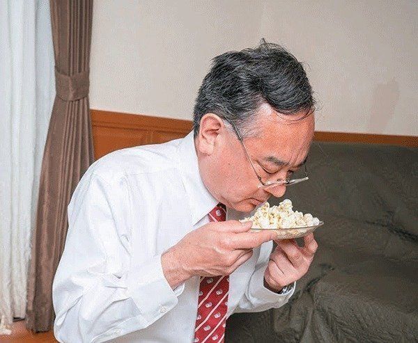 ポップコーンを嗅ぐ石川先生