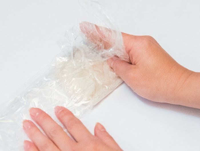 猫毛マスコット作り方、ラップで包む