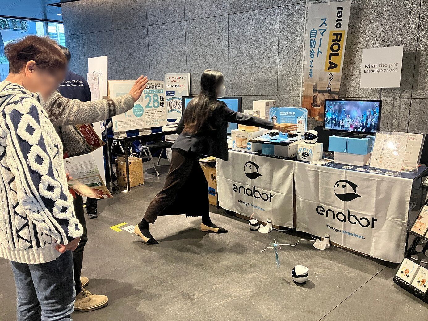 実演中。障害物検知センサーで衝突を回避しながら、動き回る様子にびっくり！