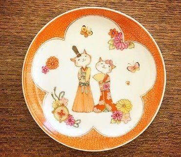 豆皿に描かれたほっこりネコ雛