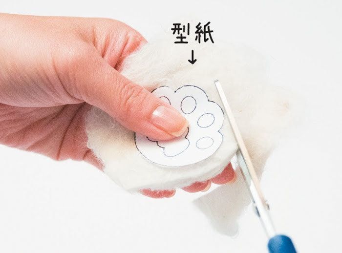 猫毛マスコット作り方、型紙通りに切る