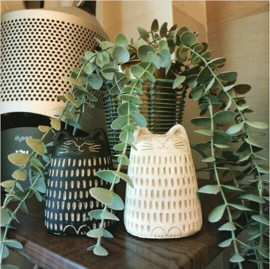 黒猫と白猫の置物