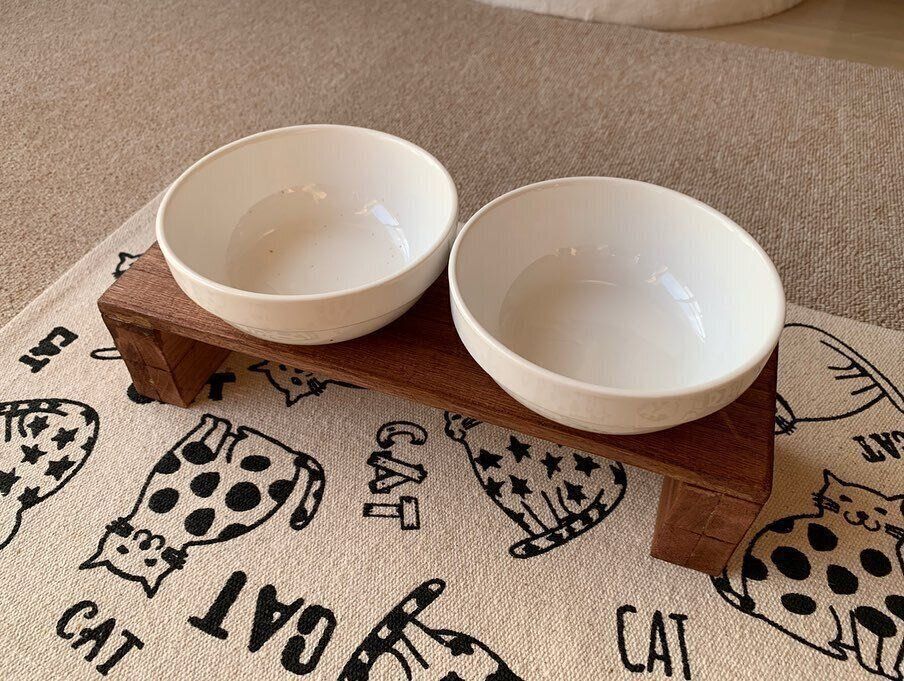 シンプルな食事台