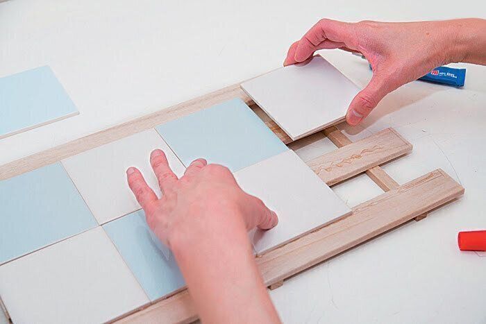 すのこにタイルをはる