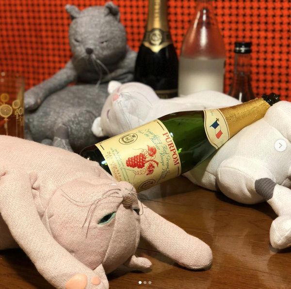 酔いつぶれる猫のぬいぐるみ