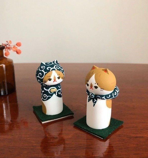 ほっかむりした猫こけし