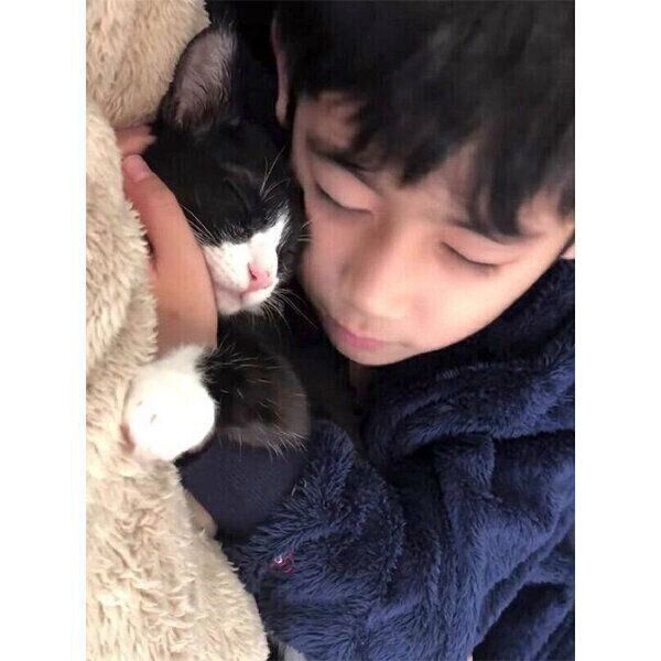 仲良しなぽんずちゃんと飼い主さんの息子さん