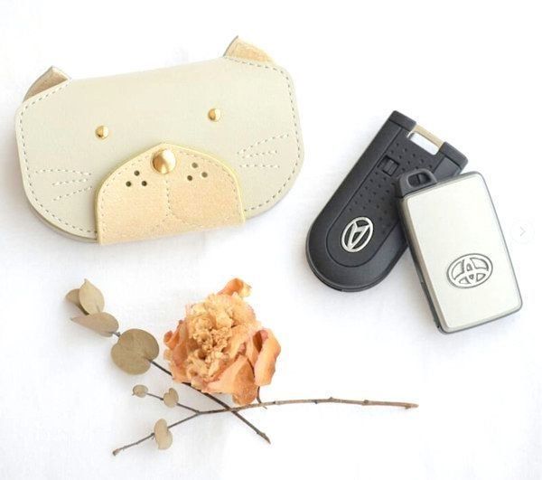 猫モチーフの革小物