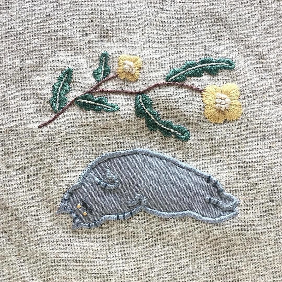 お花と寝転ぶグレー猫の刺繍