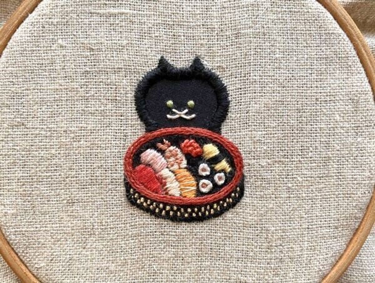お魚はくわえずに 抱える 猫 お寿司 の刺繍作品が可愛すぎると話題に ねこのきもちweb Magazine お魚はくわえずに 抱える 猫 お寿司 の刺繍作品が可愛すぎると話題に ねこのきもちweb Magazine