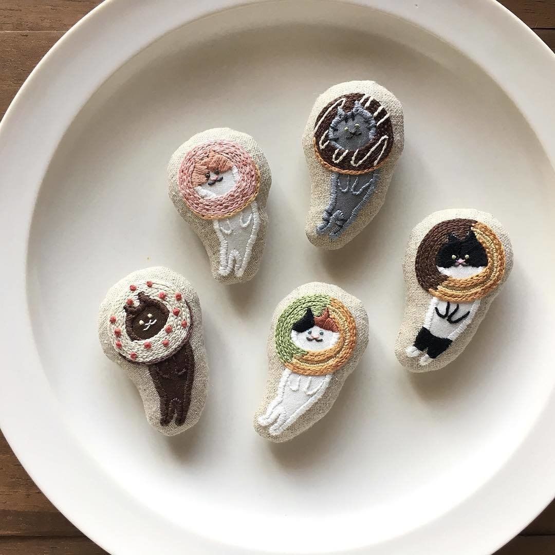 ドーナツから頭を出す猫の刺繍