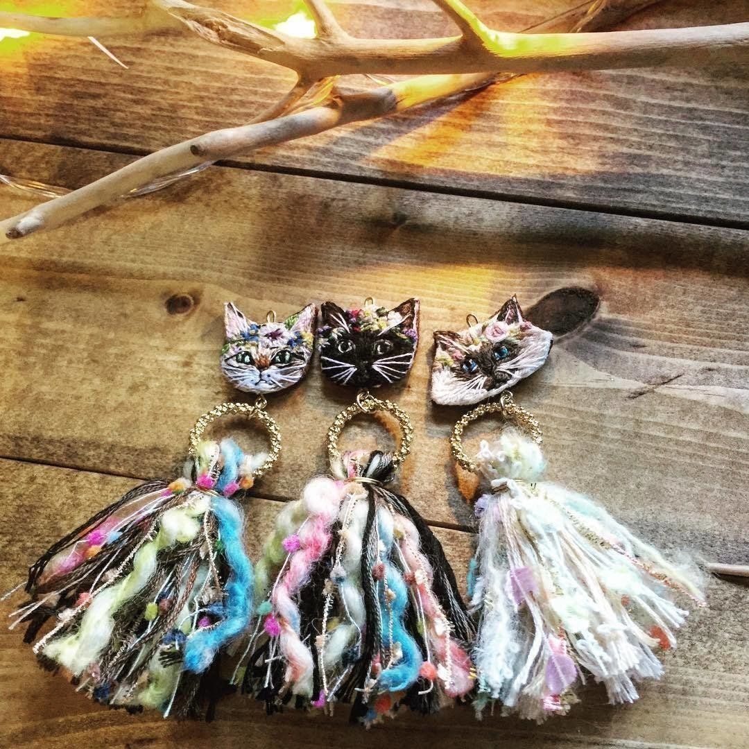 タッセルつきの猫モチーフチャーム