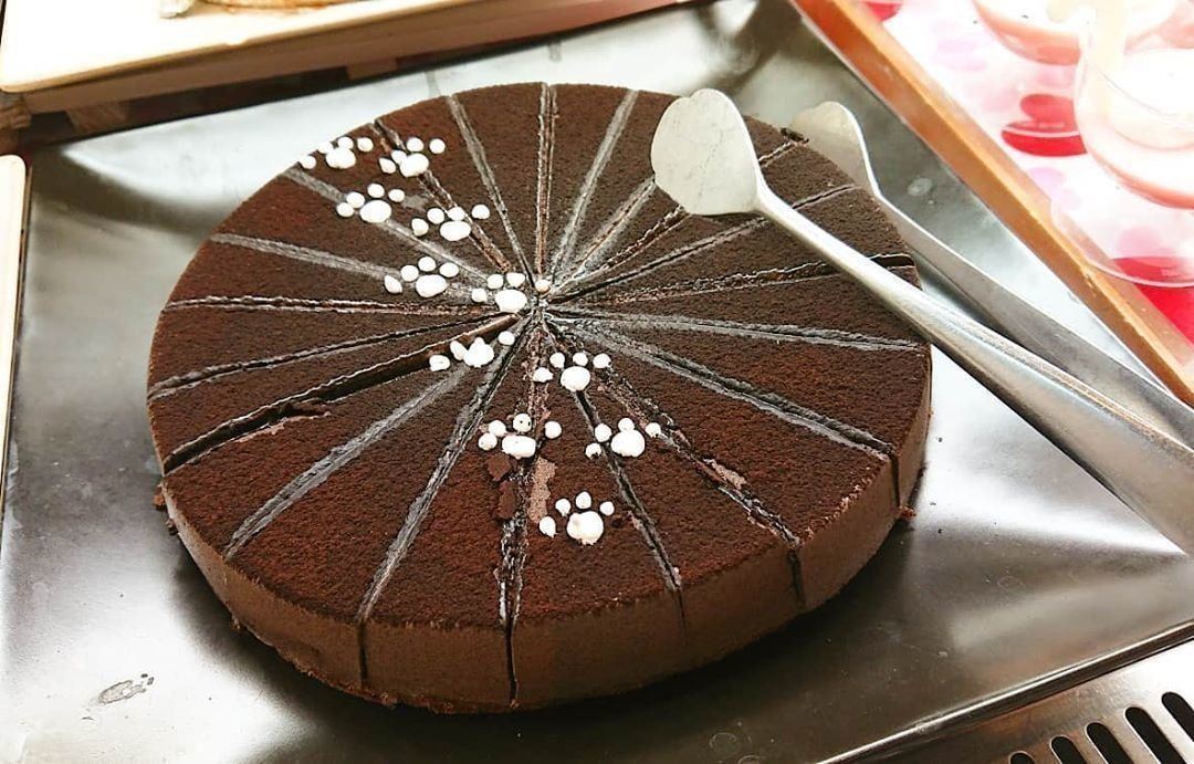 足跡つきチョコレートケーキ