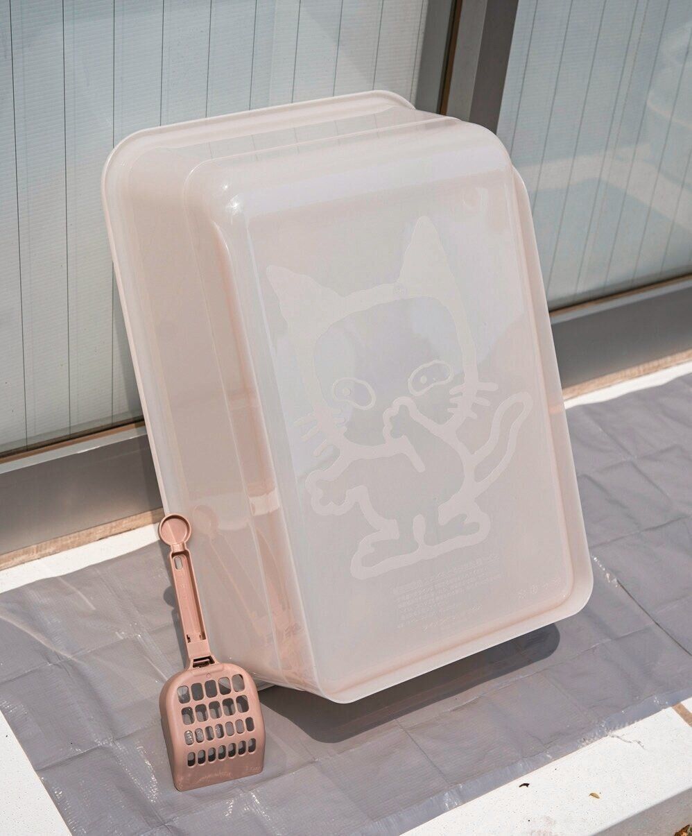 洗った猫トイレを天日干しにする